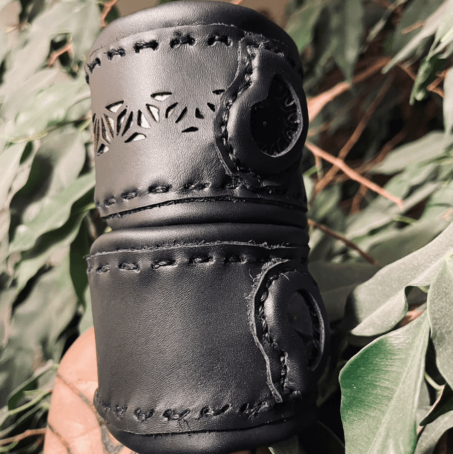 Manchette black ammonite